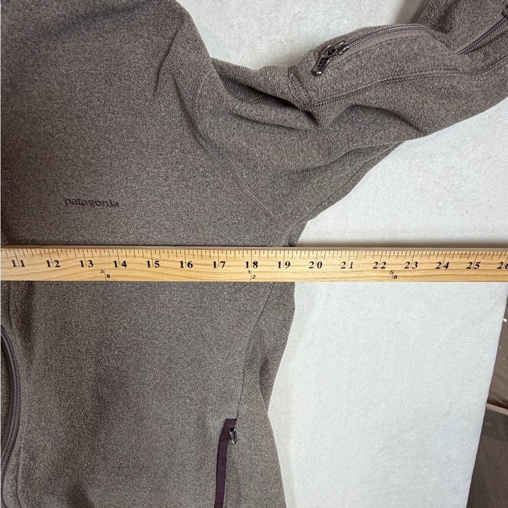 Patagonia Women’s Large Taupe Fleece Jacket with Maroon Trim - Picture 7 of 8